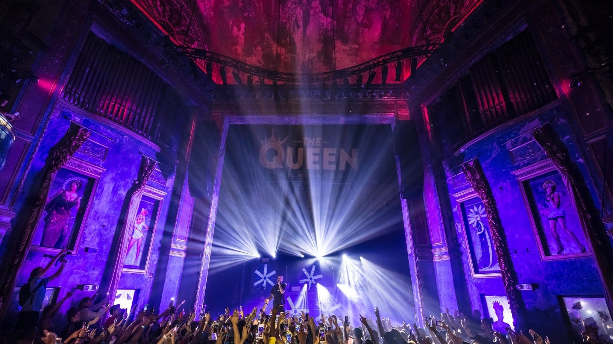 DEBI TIRAR MAS FIESTAS (18+)